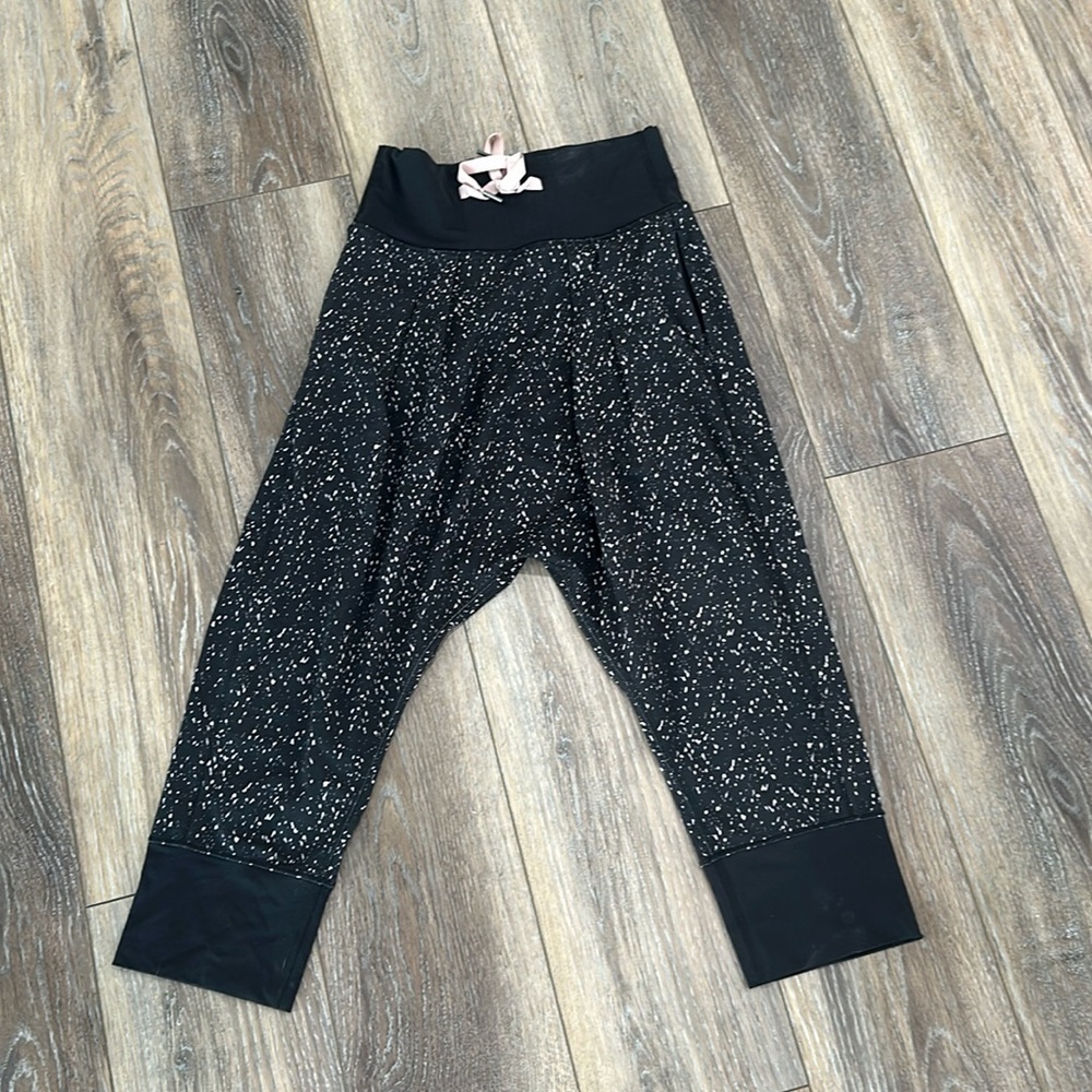 Lululemon Drop Capri Pants Size 4, Black and Lavender